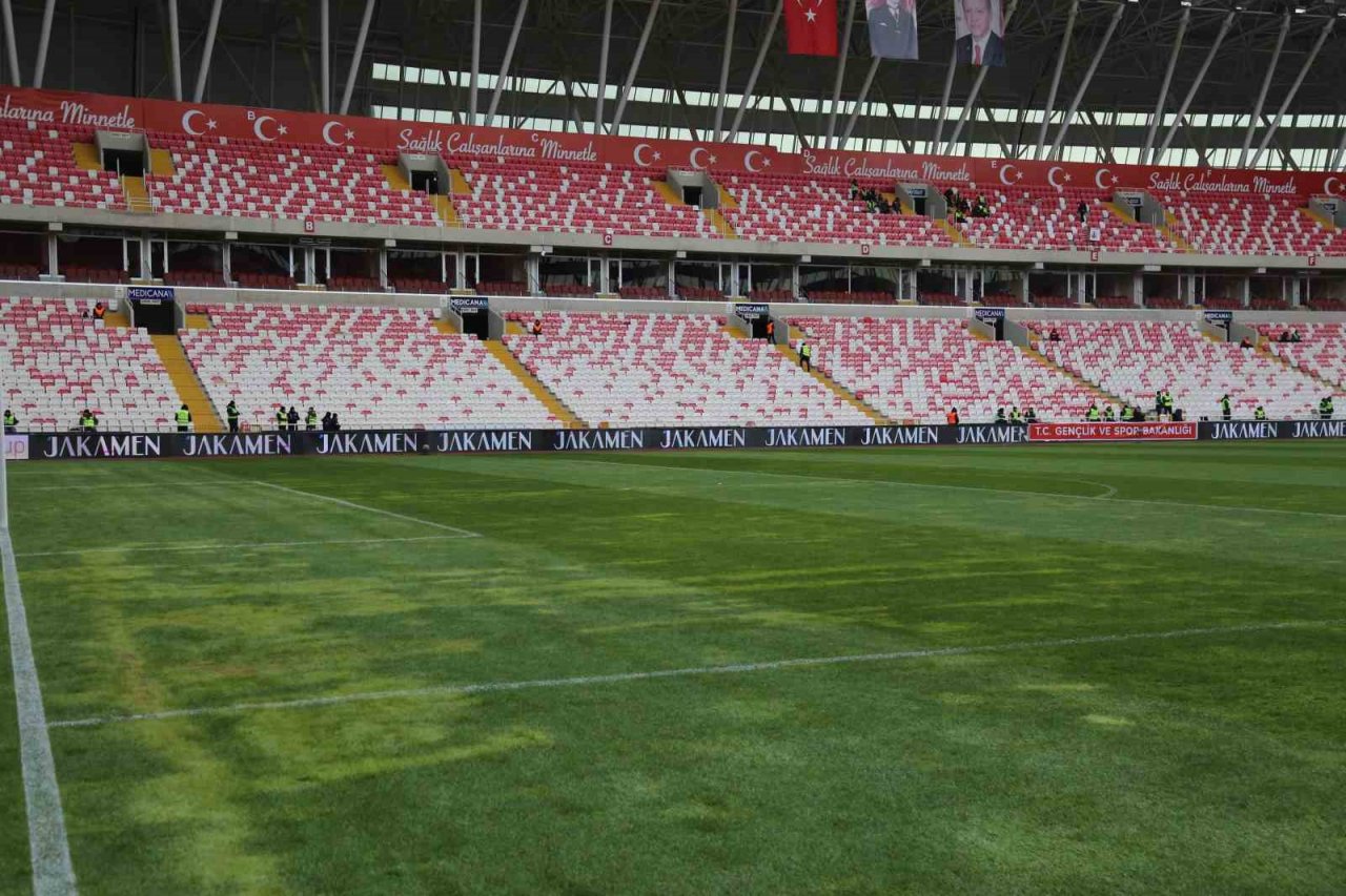 Sivasspor - Beşiktaş maçı öncesi zeminin son durumu
