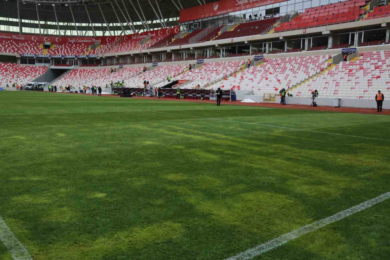 Sivasspor - Beşiktaş maçı öncesi zeminin son durumu
