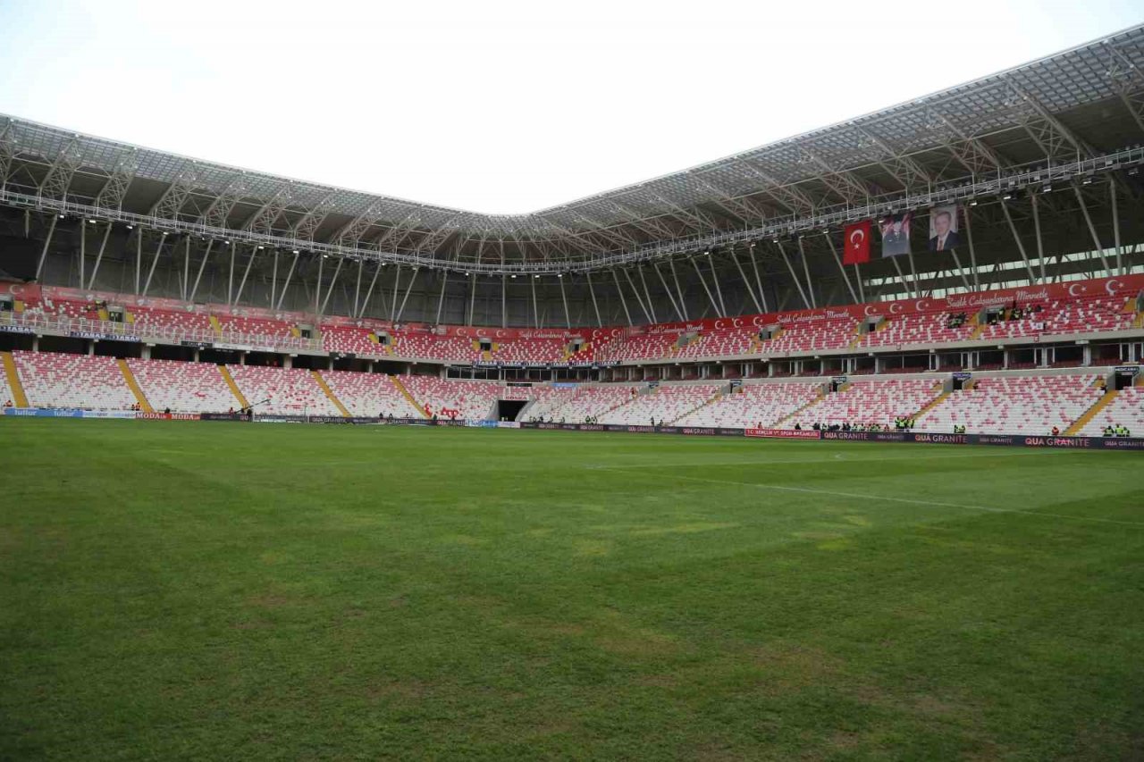Sivasspor - Beşiktaş maçı öncesi zeminin son durumu