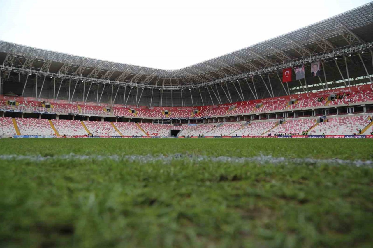 Sivasspor - Beşiktaş maçı öncesi zeminin son durumu