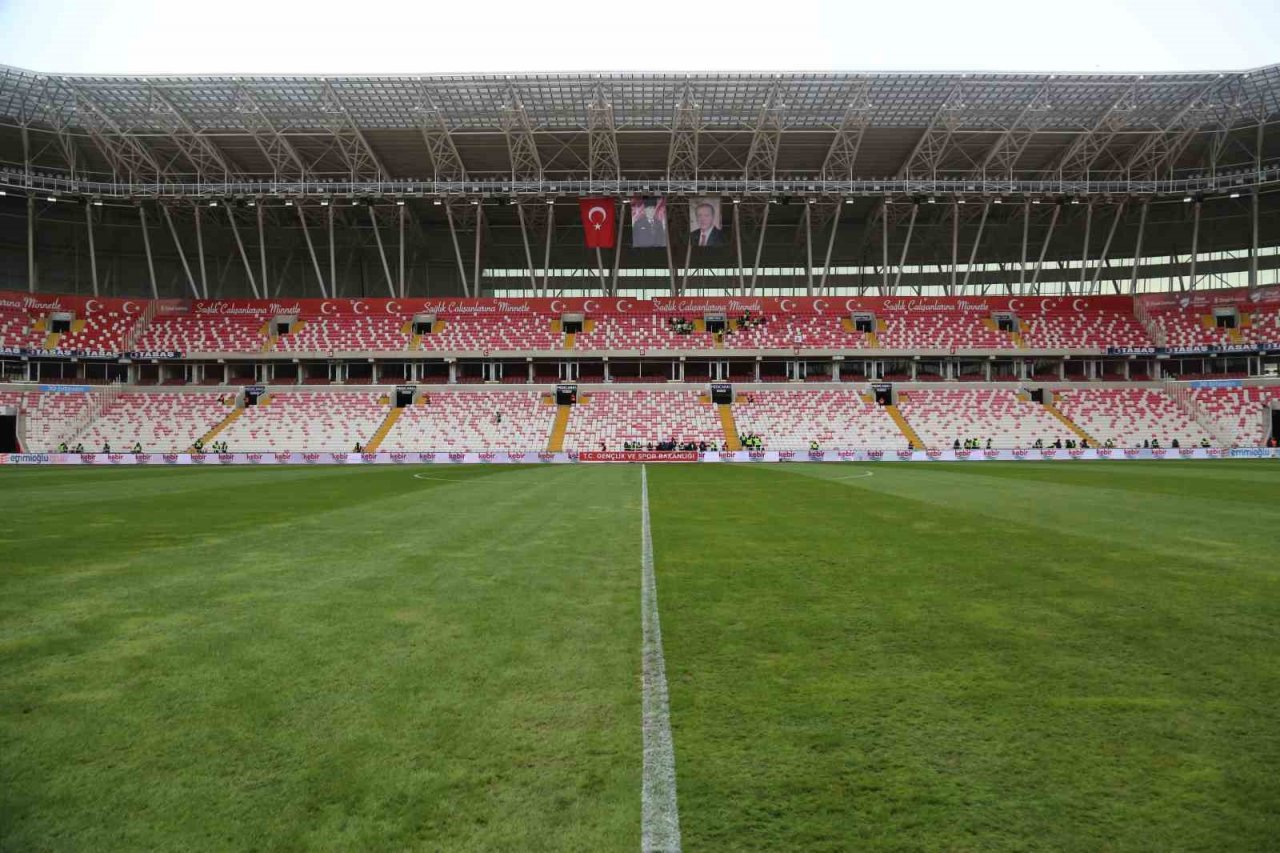 Sivasspor - Beşiktaş maçı öncesi zeminin son durumu