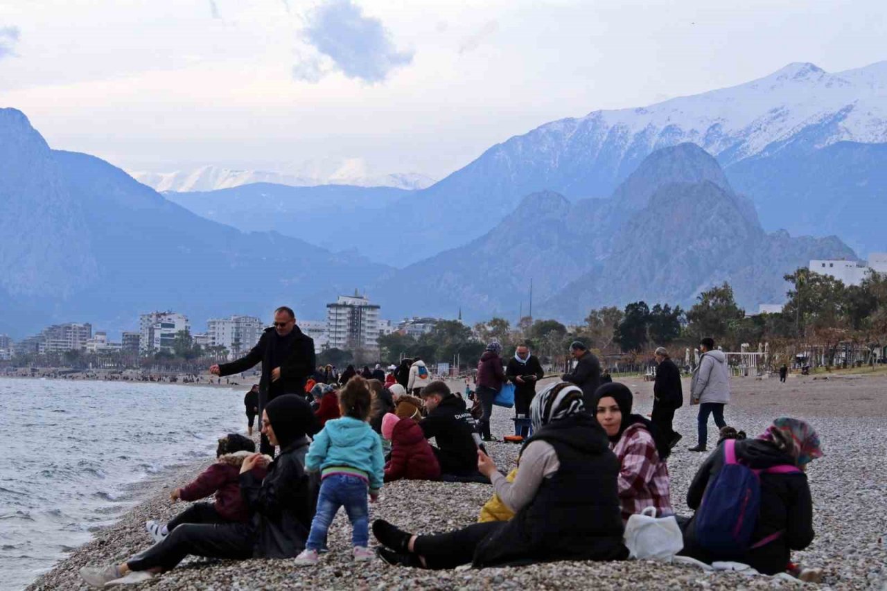 Türkiye’de kar esareti, Antalya’da deniz keyfi