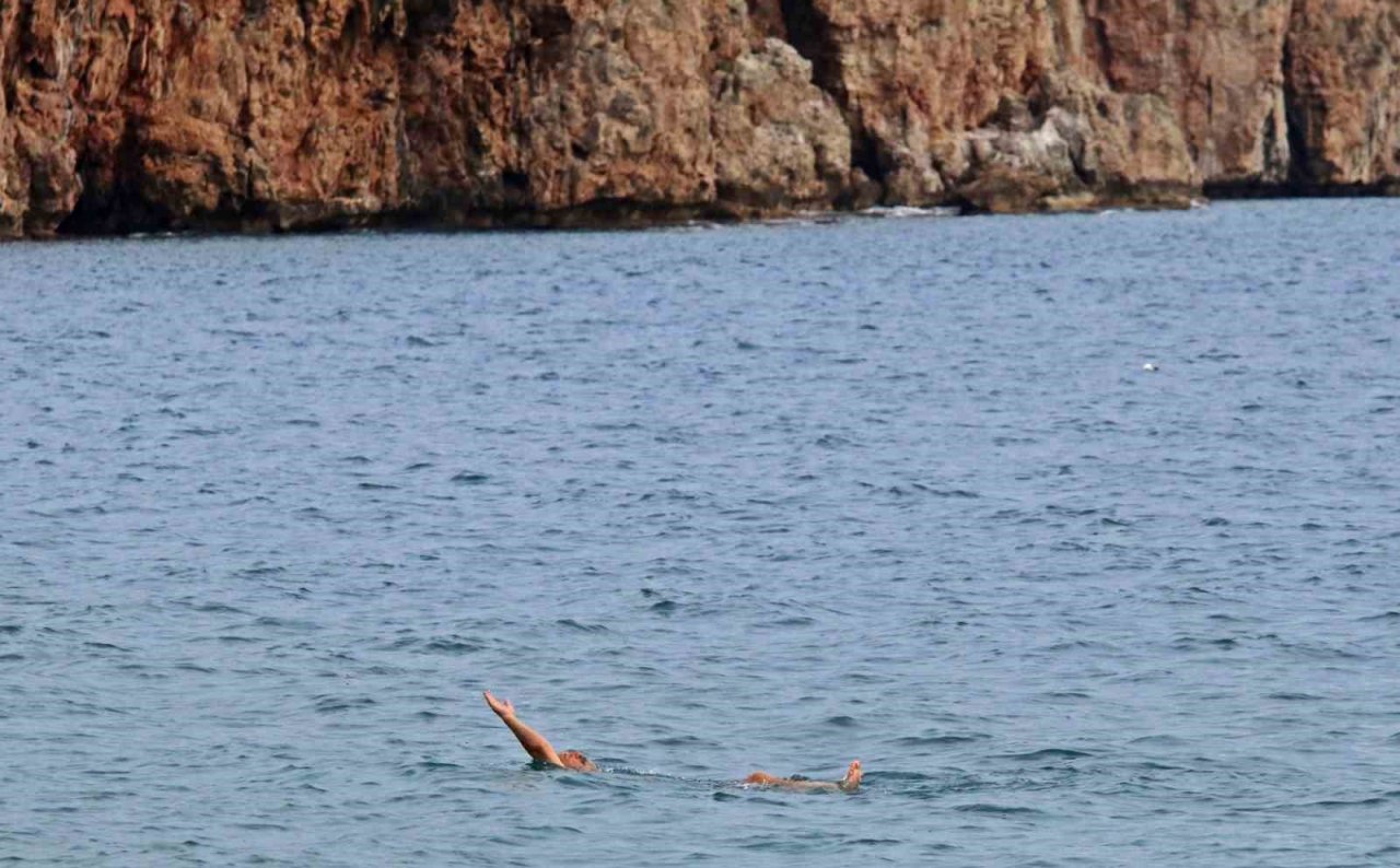 Türkiye’de kar esareti, Antalya’da deniz keyfi