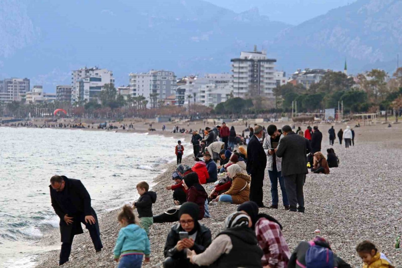 Türkiye’de kar esareti, Antalya’da deniz keyfi
