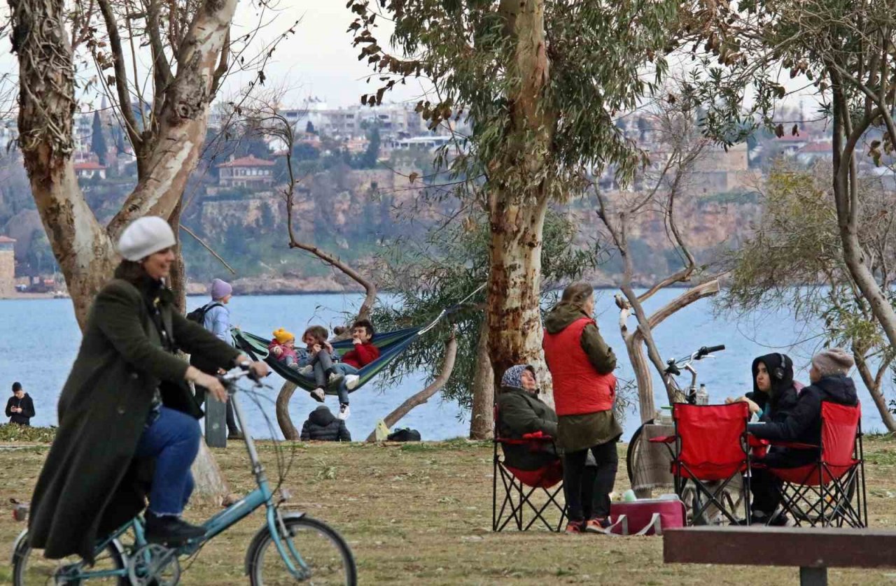 Türkiye’de kar esareti, Antalya’da deniz keyfi