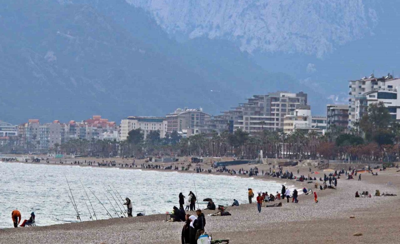 Türkiye’de kar esareti, Antalya’da deniz keyfi