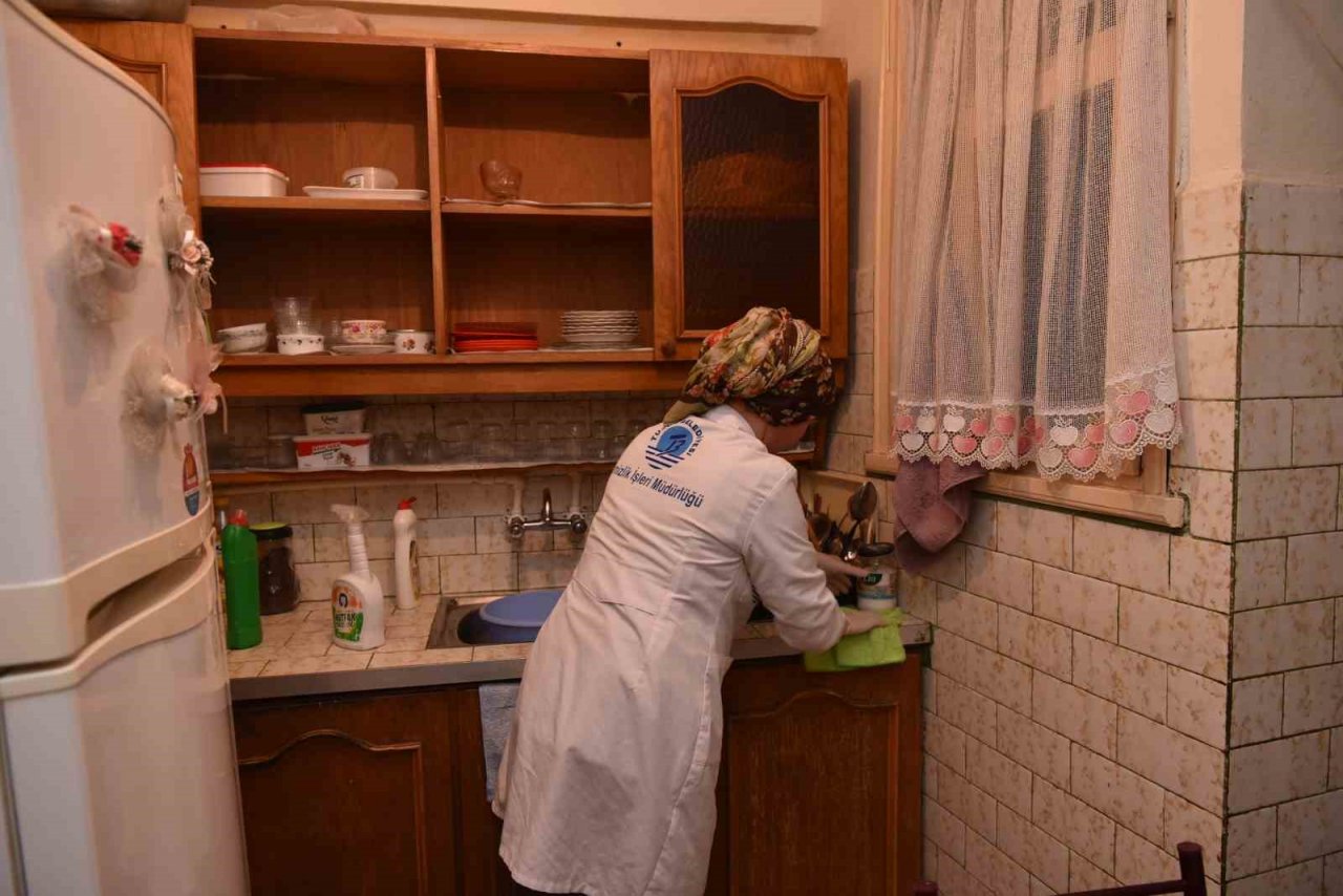 Tuzla’da yaşlı ve ihtiyaç sahibi vatandaşların evleri düzenli olarak temizleniyor