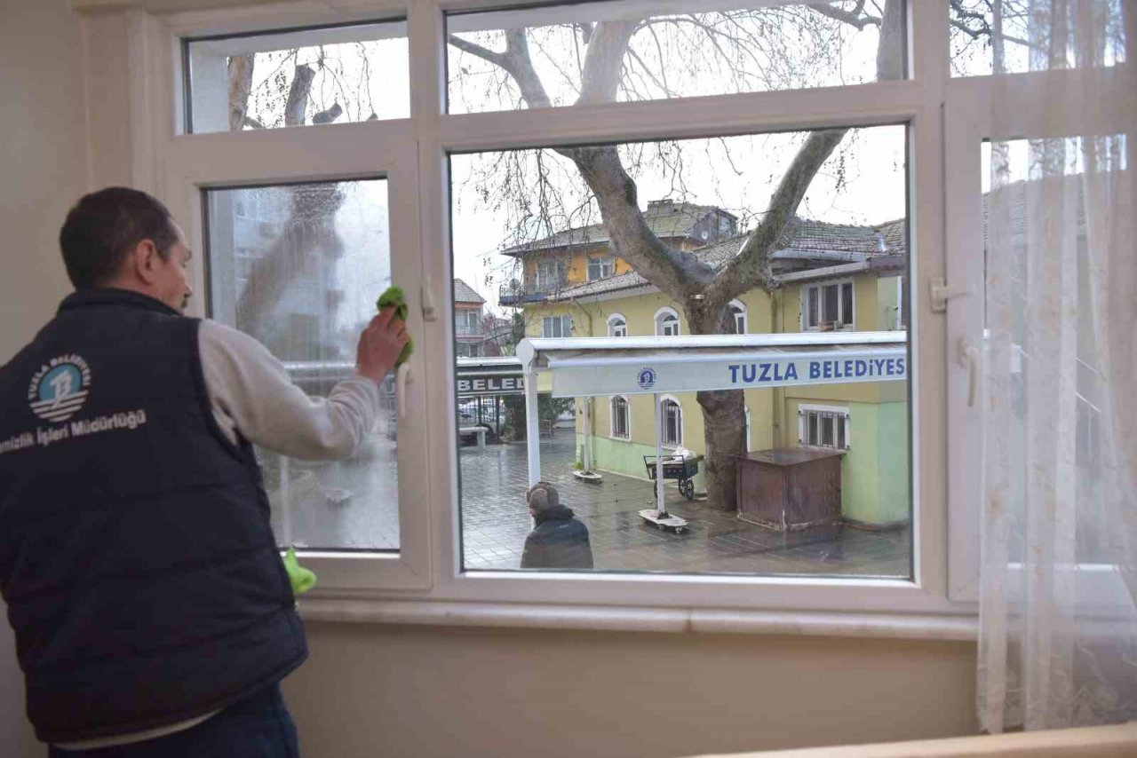 Tuzla’da yaşlı ve ihtiyaç sahibi vatandaşların evleri düzenli olarak temizleniyor
