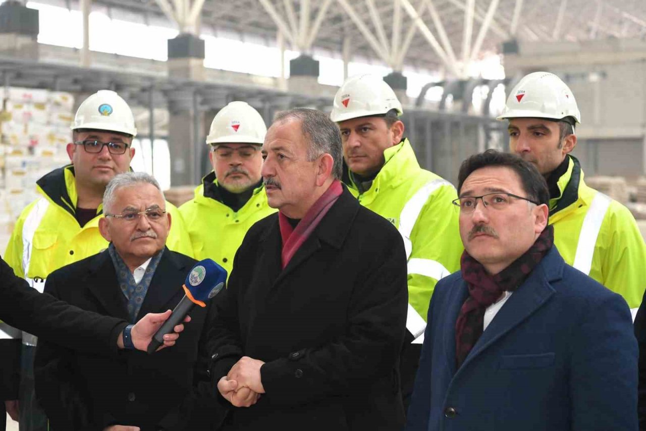Kayseri protokolü Kayseri Havalimanı Yeni Terminal Binası Çalışmalarını Yerinde İnceledi