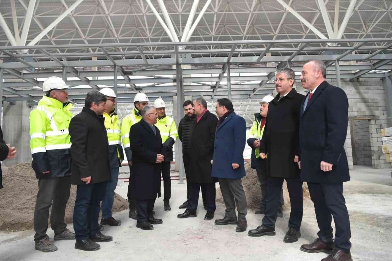 Kayseri protokolü Kayseri Havalimanı Yeni Terminal Binası Çalışmalarını Yerinde İnceledi