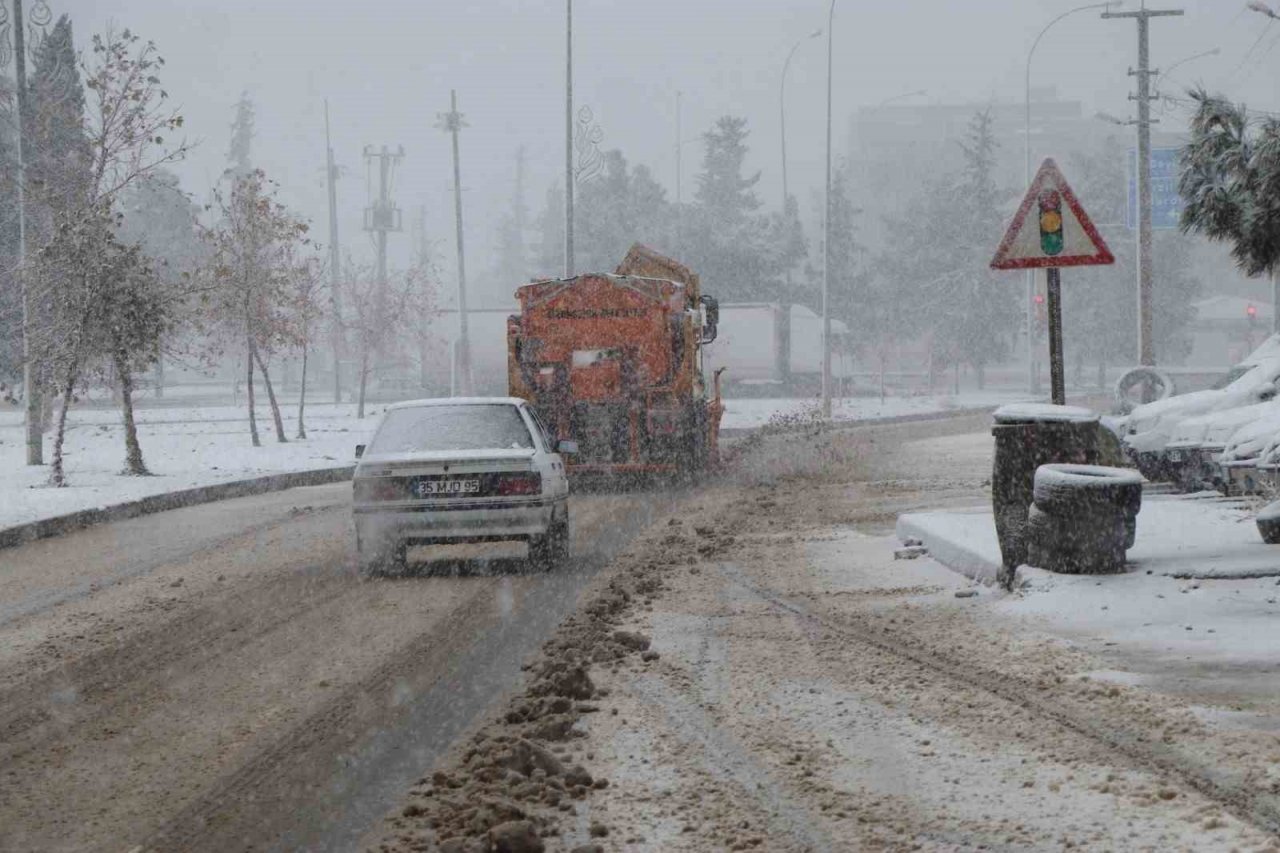 Viranşehir’de karla mücadele