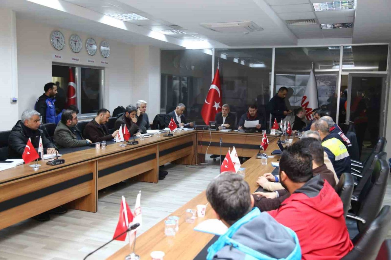 Yetkililer karla mücadele çalışmalarını GAMER’den yönetti