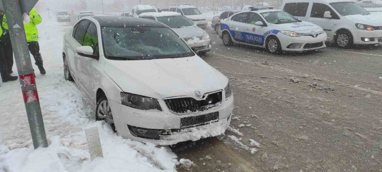 Karda kayan otomobil yayalara çarptı: 5 yaralı