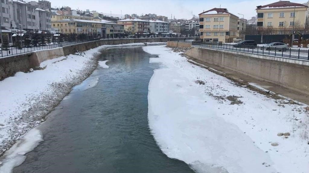 Bayburt buz kesti, Sibirya soğukları etkili oluyor