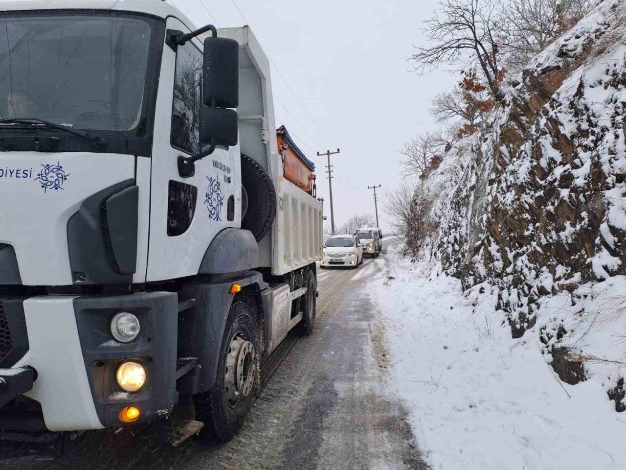 Büyükşehir ekipleri, karla mücadele çalışmalarına devam ediyor