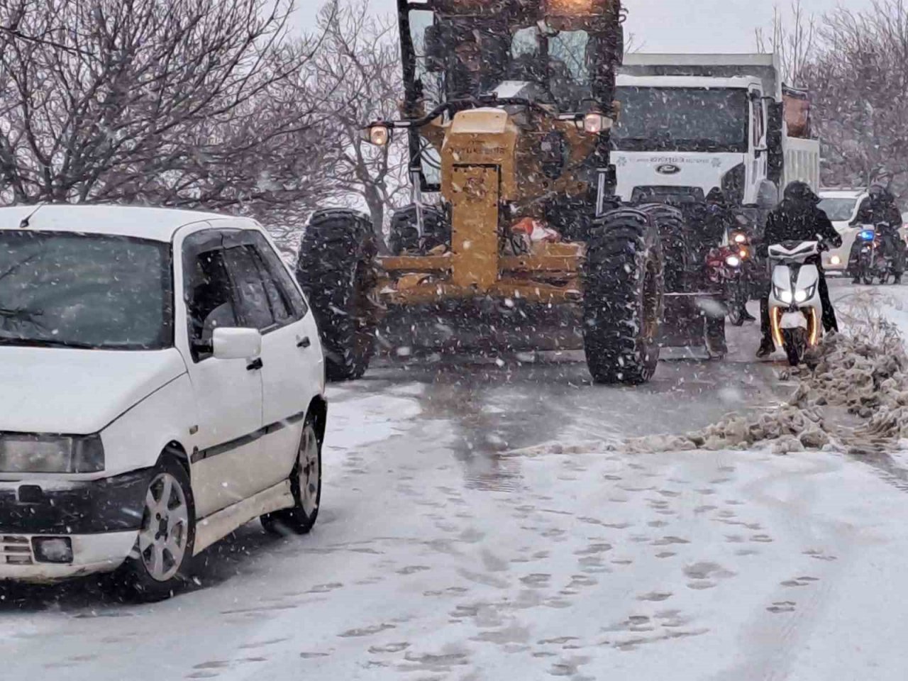 Büyükşehir ekipleri, karla mücadele çalışmalarına devam ediyor