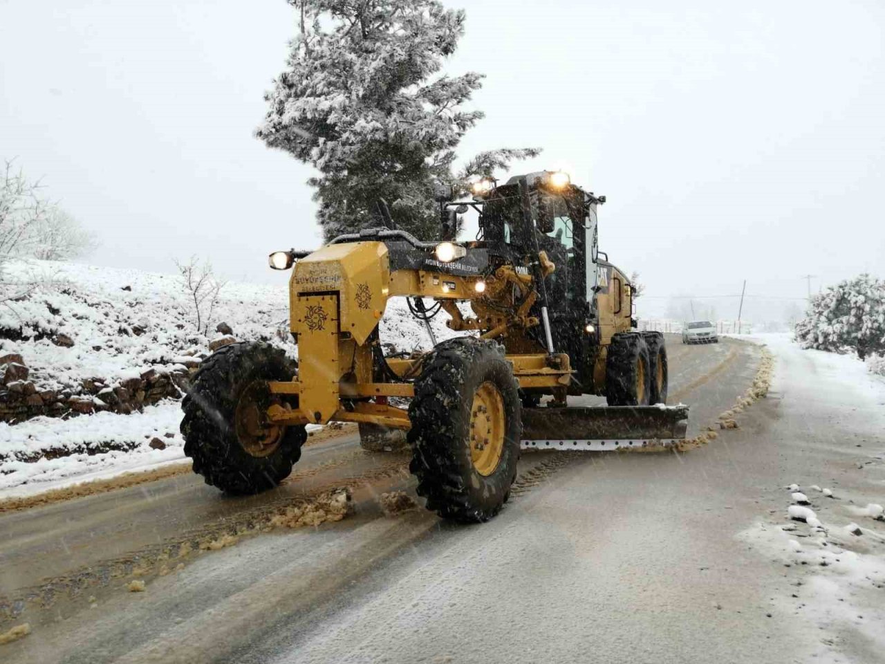 Büyükşehir ekipleri, karla mücadele çalışmalarına devam ediyor