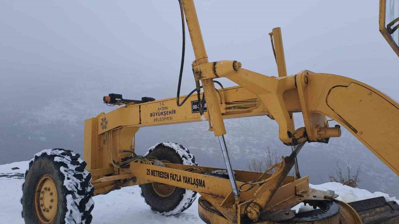 Büyükşehir ekipleri, karla mücadele çalışmalarına devam ediyor