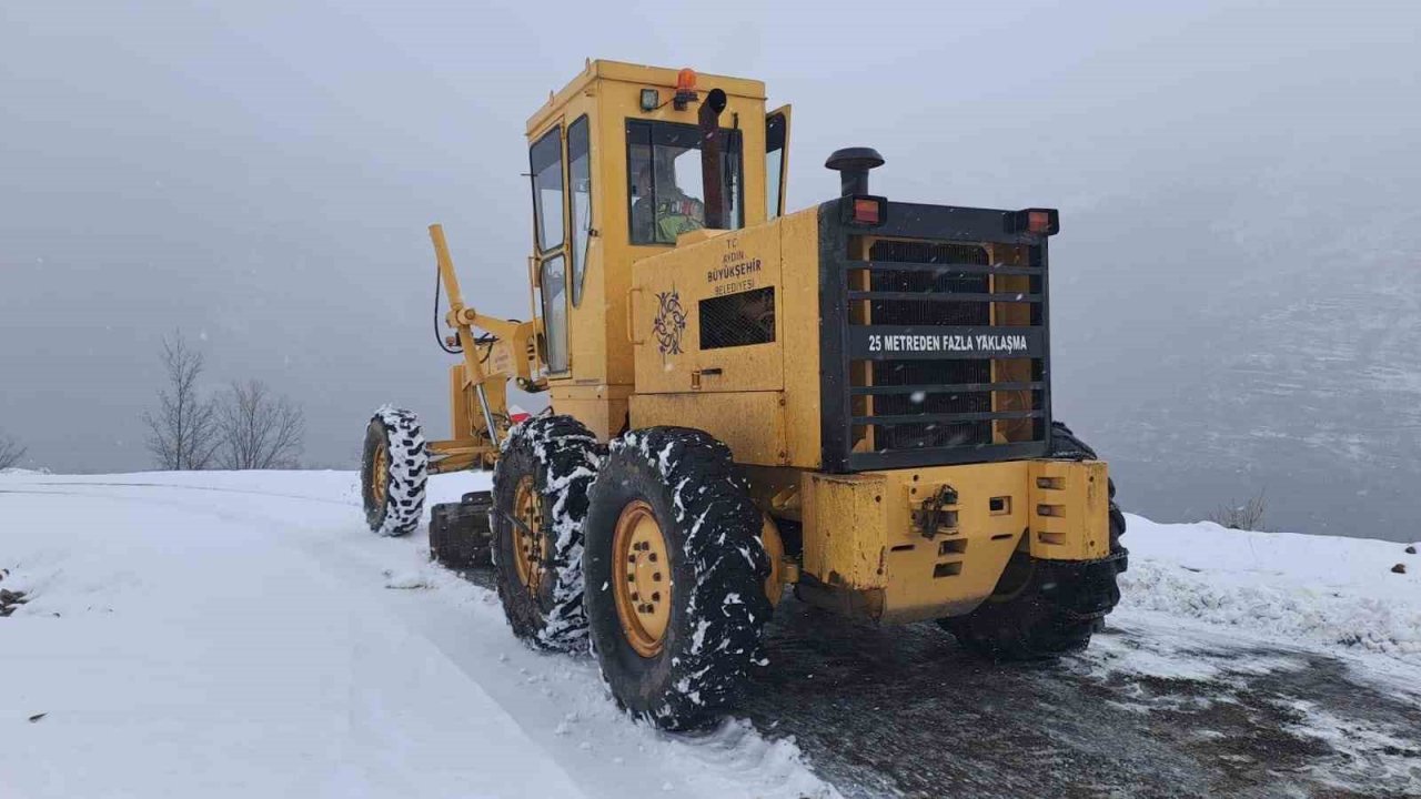 Büyükşehir ekipleri, karla mücadele çalışmalarına devam ediyor