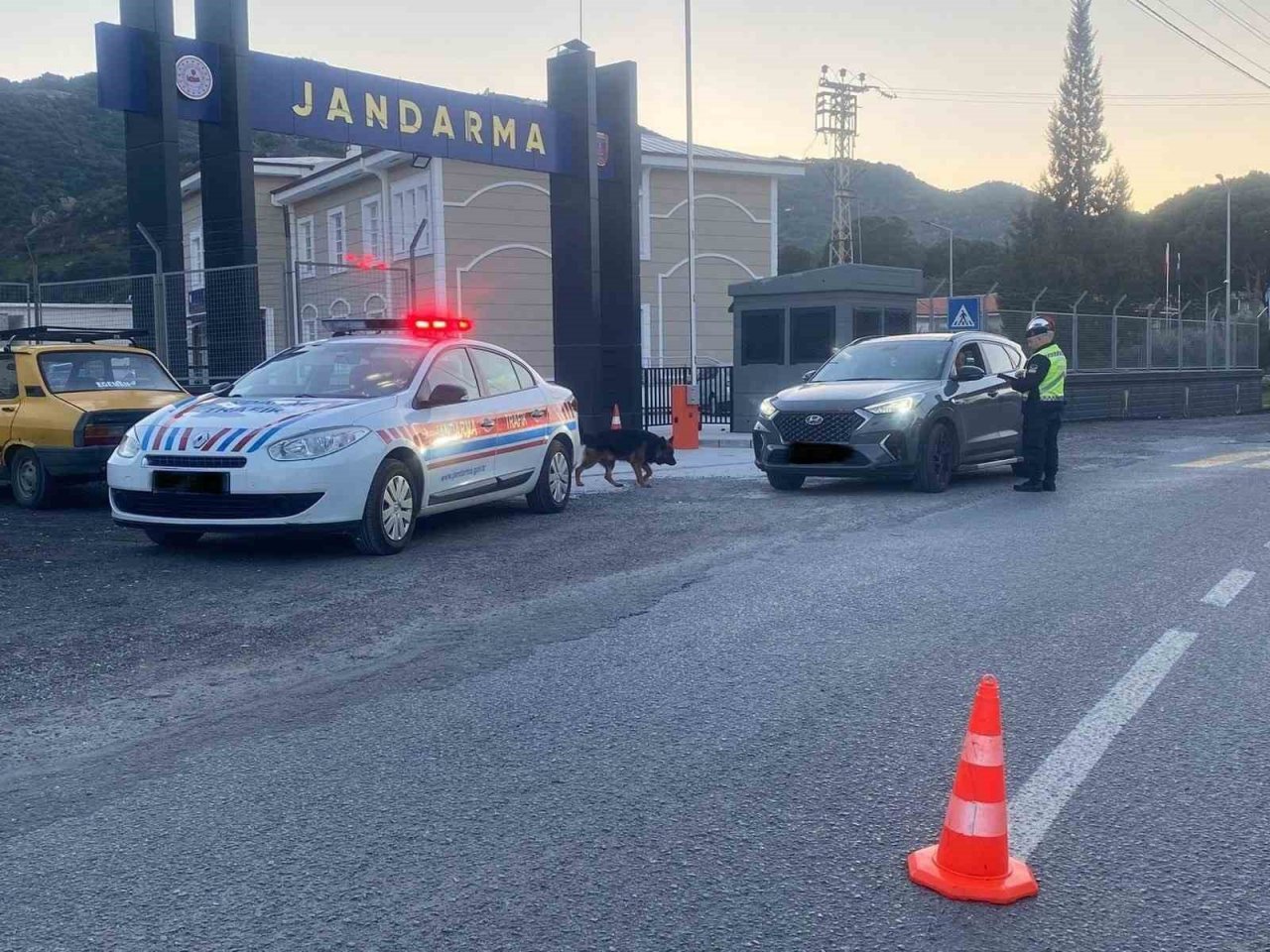 Jandarma ekiplerinden cep telefonu denetimi