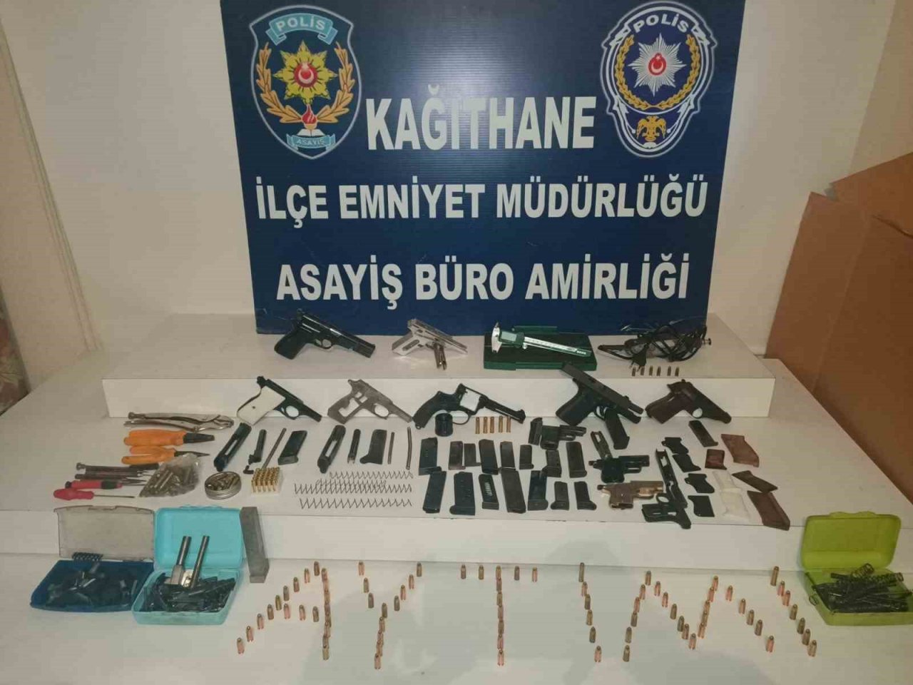 Kağıthane’de polisin baskın düzenlediği ev silah imalathanesi çıktı