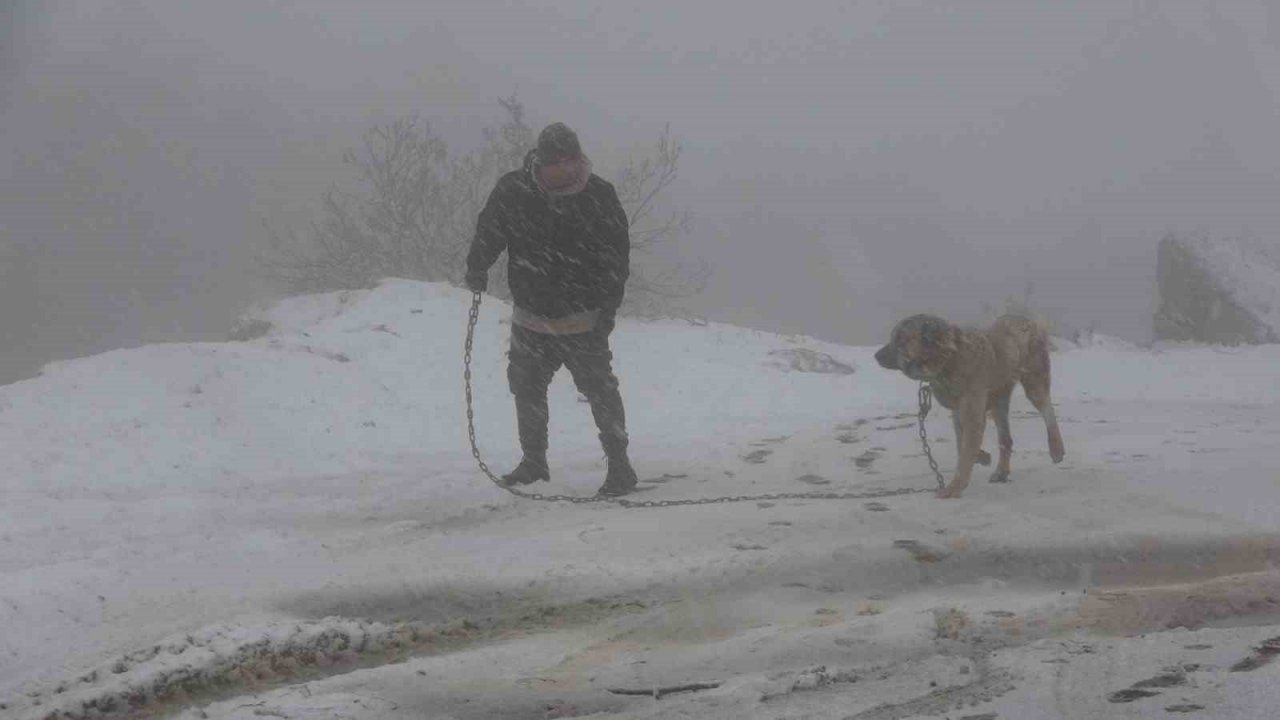Beklenen kar yağışı Anadolu Yakası’nda başladı