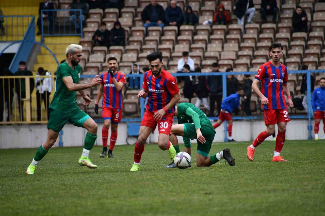 Karabük İdman Yurdu evinde kazanarak liderliğini sürdürdü