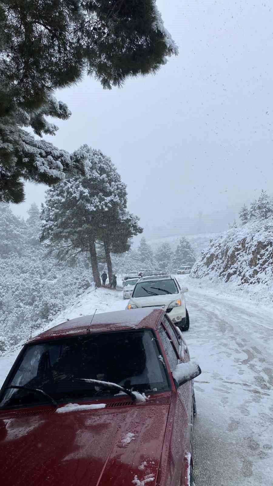 Burdur’da kar yağışına hazırlıksız yakalanan sürücüler yollarda kaldı