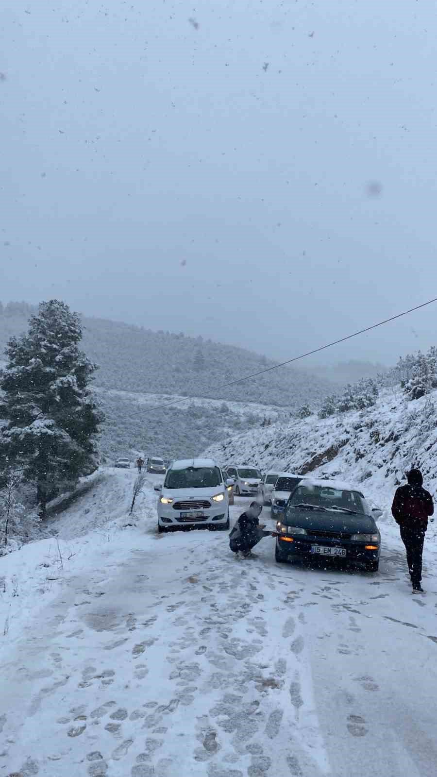 Burdur’da kar yağışına hazırlıksız yakalanan sürücüler yollarda kaldı