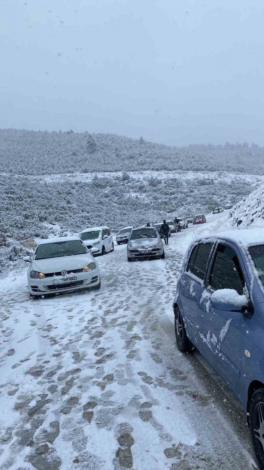 Burdur’da kar yağışına hazırlıksız yakalanan sürücüler yollarda kaldı