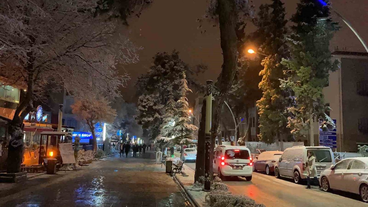 Burdur’da beklenen kar yağdı, öğrenciler sokağa döküldü
