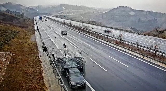 Bursa’da 4 kişinin feci şekilde öldüğü kaza anı kamerada