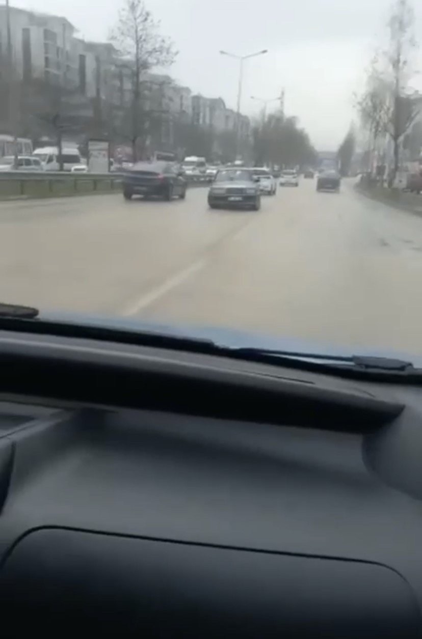 Bursa’da kayganlaşan yolu fırsat bildi, drift atarak ilerledi