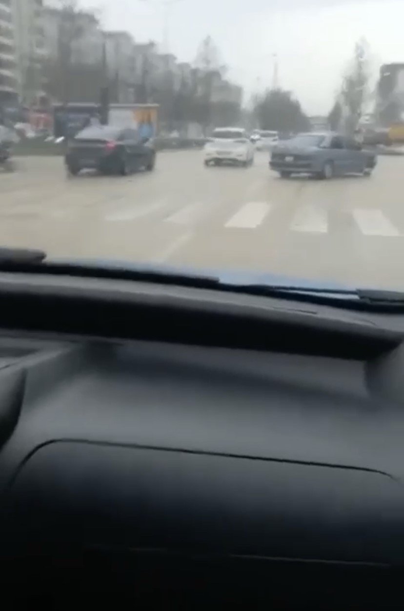 Bursa’da kayganlaşan yolu fırsat bildi, drift atarak ilerledi