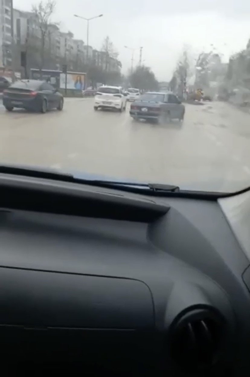 Bursa’da kayganlaşan yolu fırsat bildi, drift atarak ilerledi