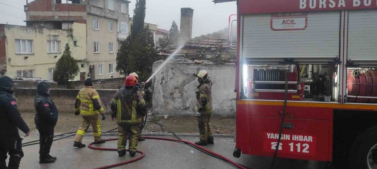 Bursa’da metruk binada çıkan yangın korkuttu