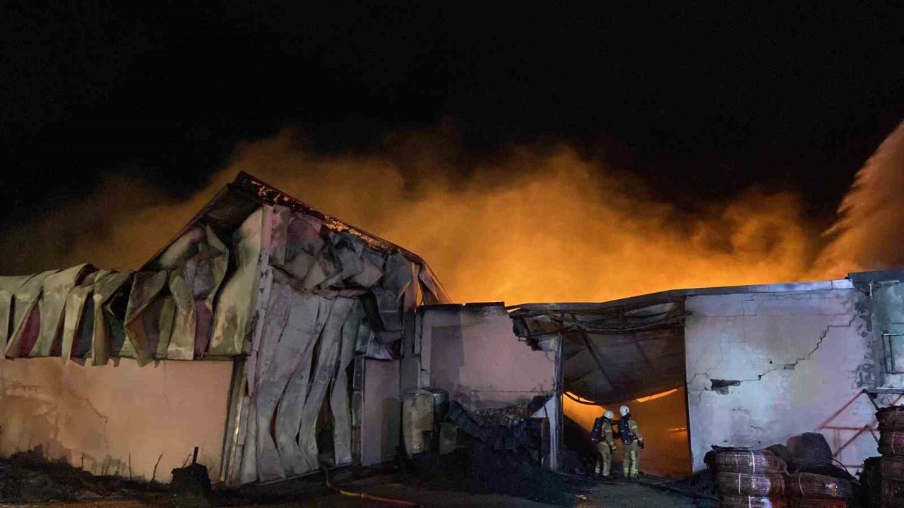 Çatalca’da plastik fabrikası alev alev yandı