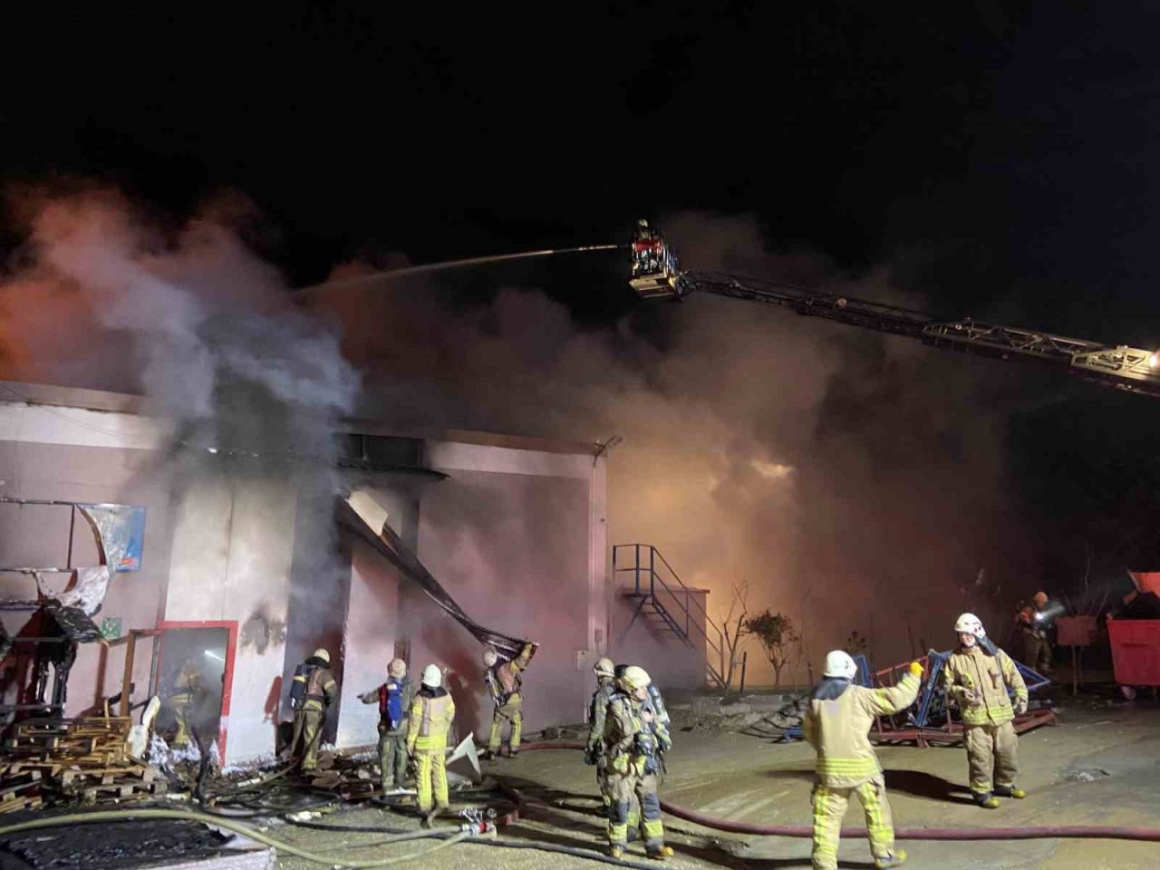 Çatalca’da plastik fabrikası alev alev yandı