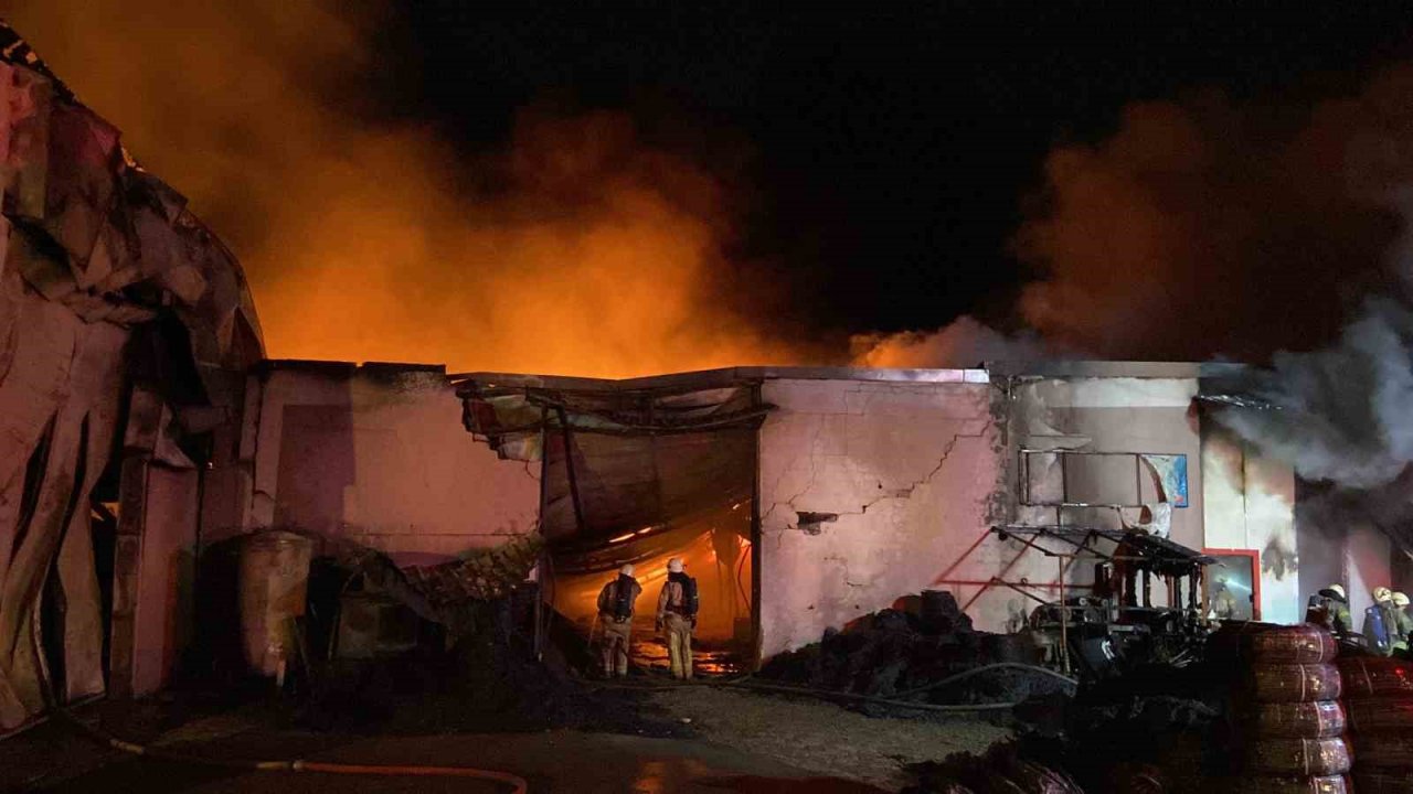 Çatalca’da plastik fabrikası alev alev yandı