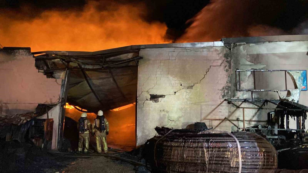 Çatalca’da plastik fabrikası alev alev yandı