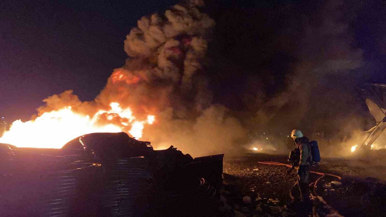 Çatalca’da plastik fabrikası alev alev yandı