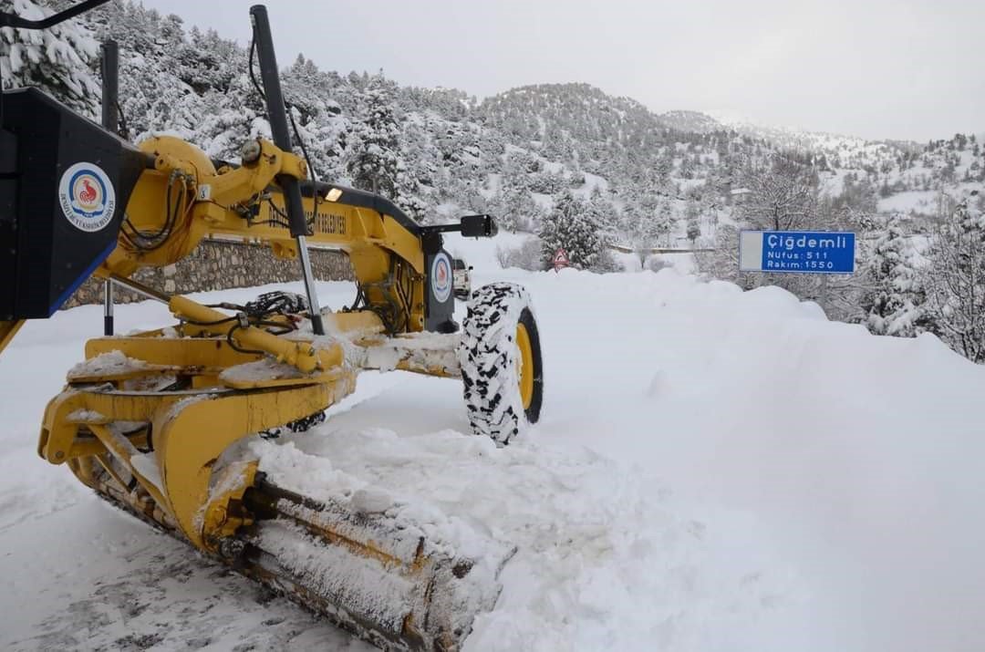 Çameli’de belediye ekiplerinin kar mücadelesi sürüyor