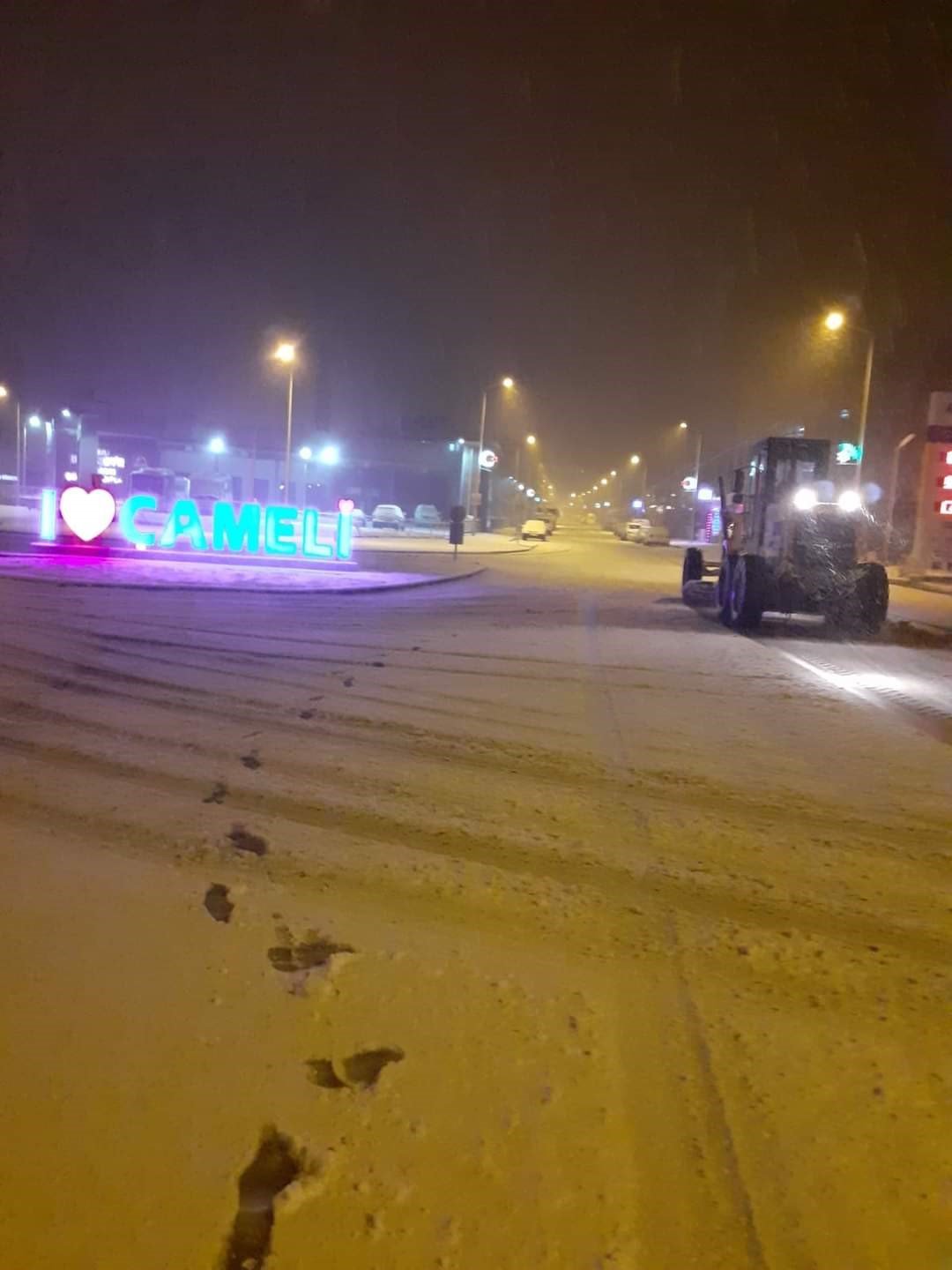 Çameli’de belediye ekiplerinin kar mücadelesi sürüyor