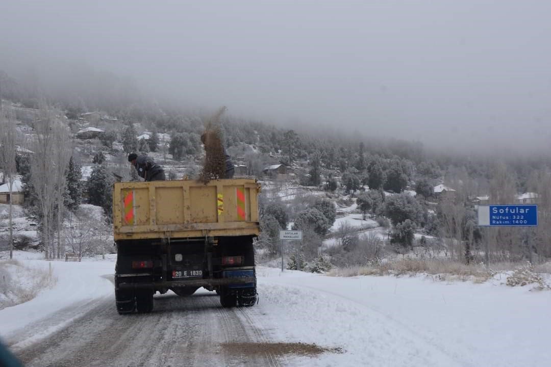 Çameli’de belediye ekiplerinin kar mücadelesi sürüyor