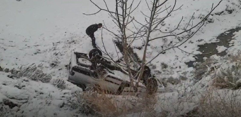 Kanala uçan otomobildeki aile ölümden döndü