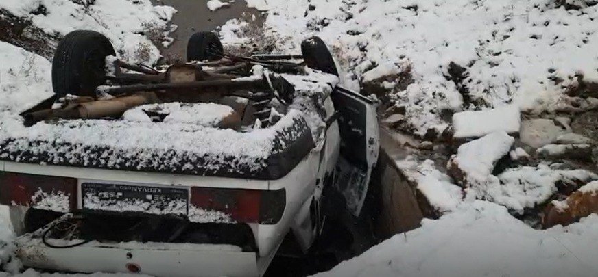 Kanala uçan otomobildeki aile ölümden döndü