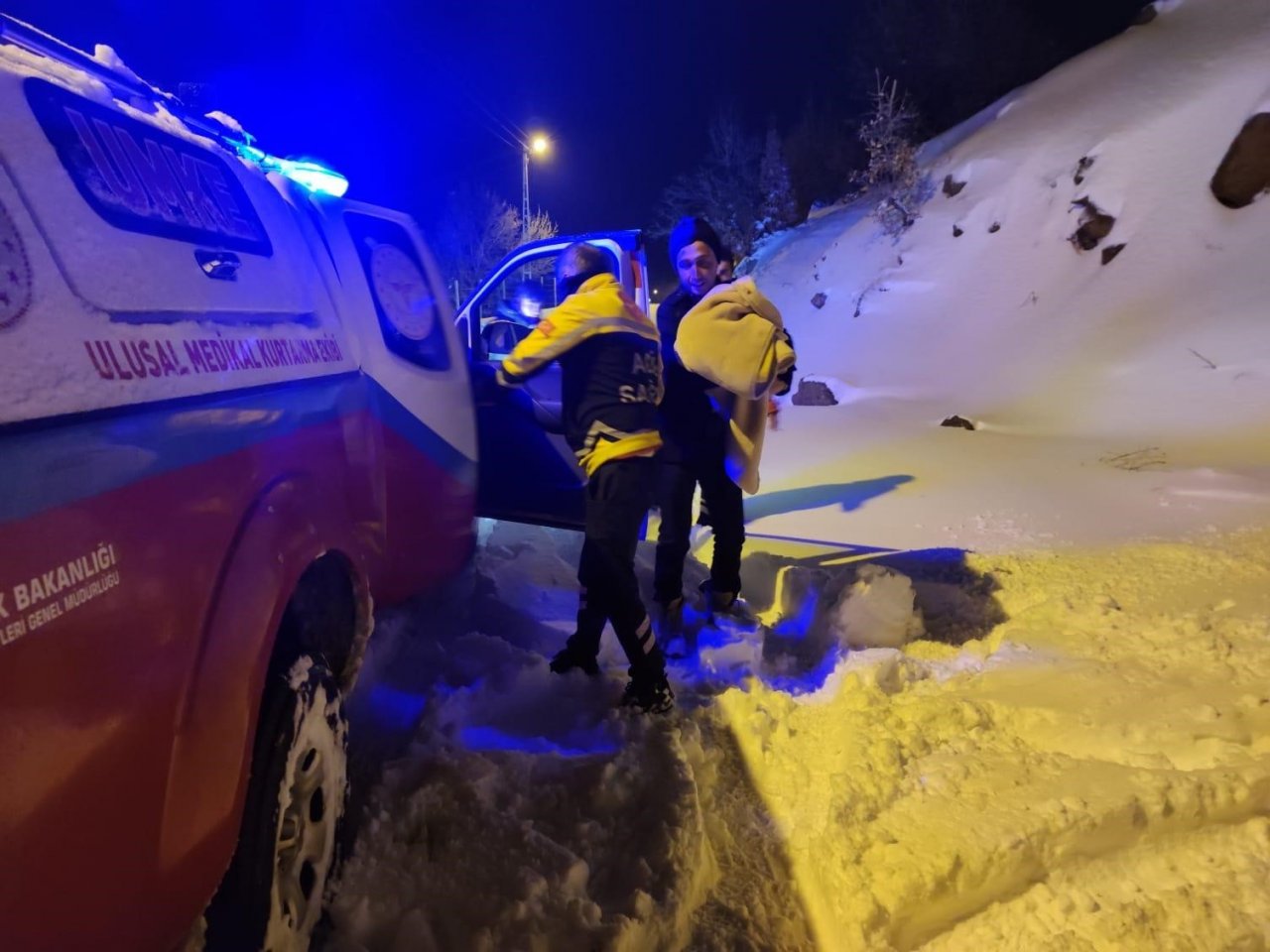 Doğum sancıları tutan kadının yardımına UMKE ekipleri yetişti