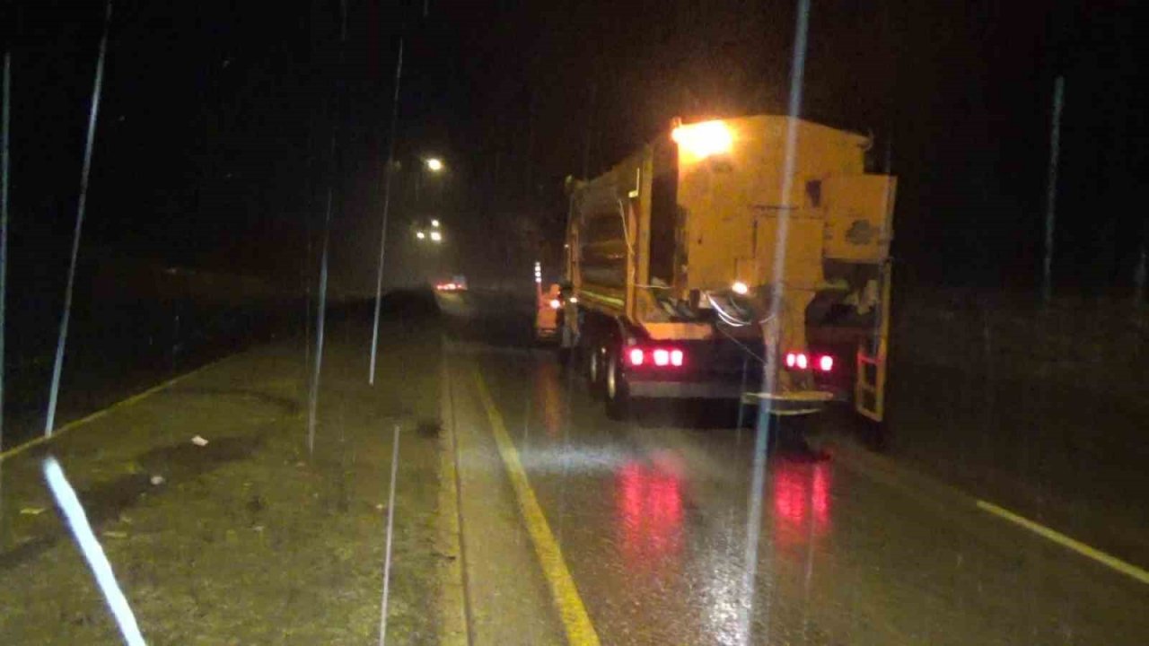 Kar yağışı zincirleme kazaya neden oldu: 3 yaralı