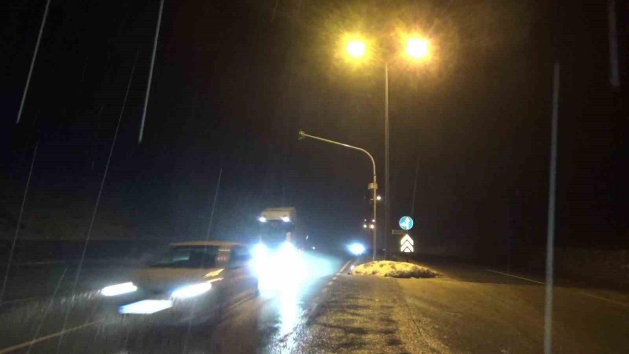 Kar yağışı zincirleme kazaya neden oldu: 3 yaralı