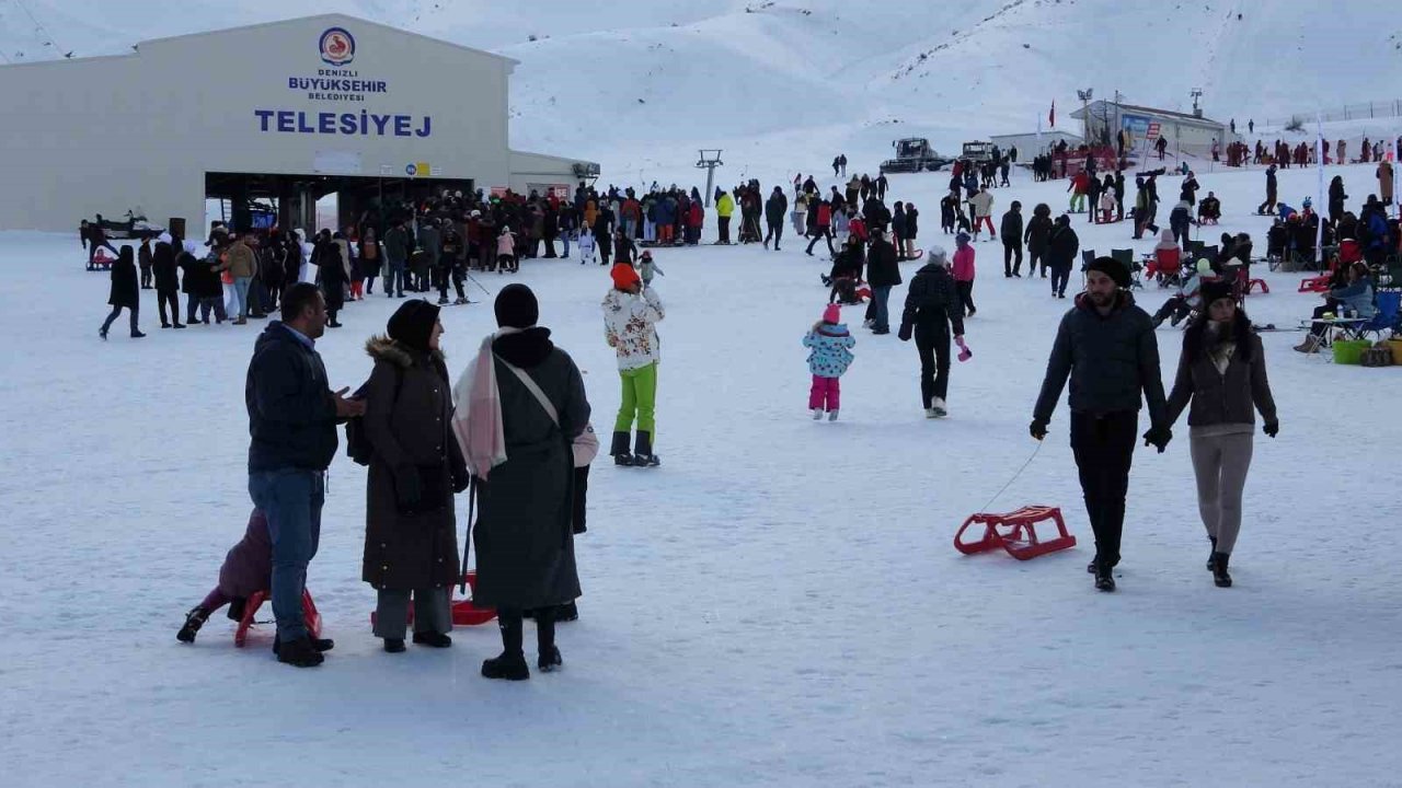 Denizli Kayak Merkezi hafta sonu 40 bin misafir ağırlıyor